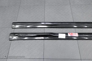 สเกิร์ตข้าง สำหรับ BMW G70 Series 7 ทรง Maxton design สีดำเงา