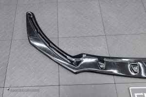 ลิ้นหน้า สำหรับ Mercedes Benz W118 CLA-Class ทรง Maxton design สีดำเงา