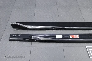 สเกิร์ตข้าง สำหรับ BMW X6 G06 ทรง Maxton design สีดำเงา
