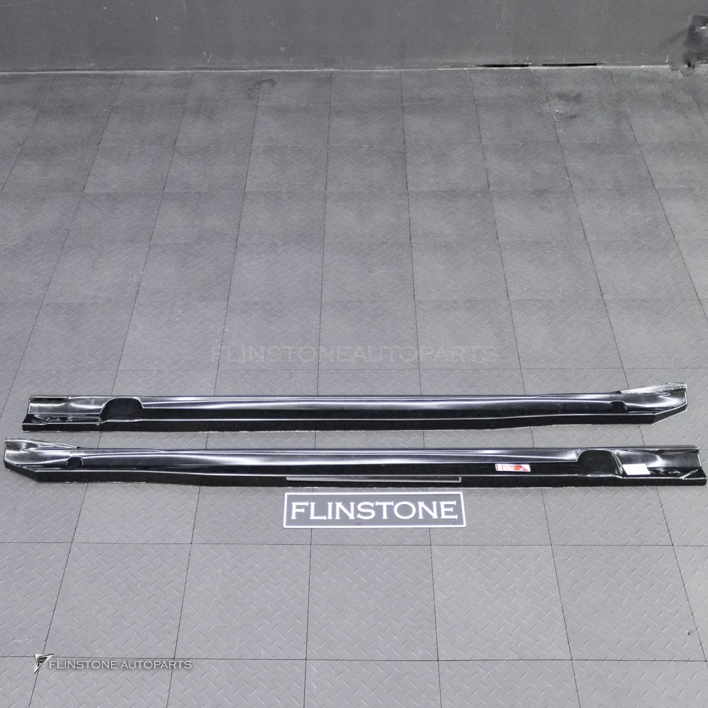 สเกิร์ตข้าง สำหรับ Mercedes Benz C236 CLE-Class ทรง Maxton design สีดำเงา