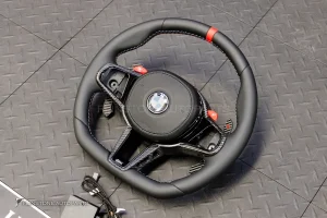 พวงมาลัย พร้อม Airbag พร้อมปุ่ม M1 M2 สำหรับ BMW X6 G06 LCI หนังดำ ด้าย3สี กรอบ Carbon fiber