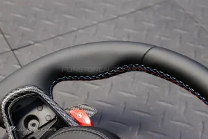 พวงมาลัย พร้อม Airbag พร้อมปุ่ม M1 M2 สำหรับ BMW X6 G06 LCI หนังดำ ด้าย3สี กรอบ Carbon fiber