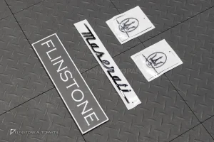 โลโก้ Maserati สีดำเงา
