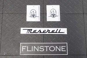 โลโก้ Maserati สีดำเงา