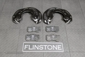 ผ้าเบรคหน้า Ceramic พร้อมแผ่นบังฝุ่น AUDI RS4 Avant