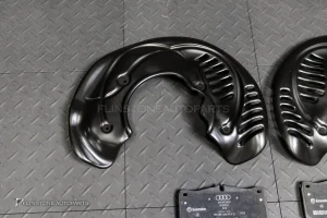 ผ้าเบรคหน้า Ceramic พร้อมแผ่นบังฝุ่น AUDI RS4 Avant