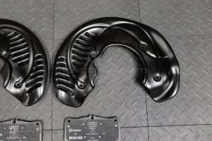 ผ้าเบรคหน้า Ceramic พร้อมแผ่นบังฝุ่น AUDI RS4 Avant