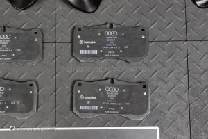 ผ้าเบรคหน้า Ceramic พร้อมแผ่นบังฝุ่น AUDI RS4 Avant