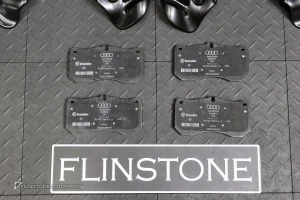 ผ้าเบรคหน้า Ceramic พร้อมแผ่นบังฝุ่น AUDI RS4 Avant