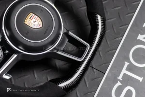 พวงมาลัย Porsche Cayenne 958 ด้ายสีแดง ทริมแดง หนัง Alcantara