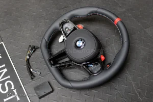 พวงมาลัย พร้อม Airbag พร้อมปุ่ม M1 M2 สำหรับ BMW X6 G06 LCI หนังดำ ด้าย3สี กรอบ Carbon fiber