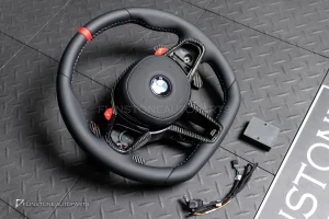 พวงมาลัย พร้อม Airbag พร้อมปุ่ม M1 M2 สำหรับ BMW X6 G06 LCI หนังดำ ด้าย3สี กรอบ Carbon fiber