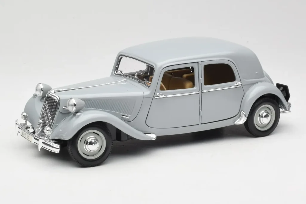 โมเดลรถ 1:18 Citroen 15CV 6 Cyl สีเทา Maisto (มือสอง)
