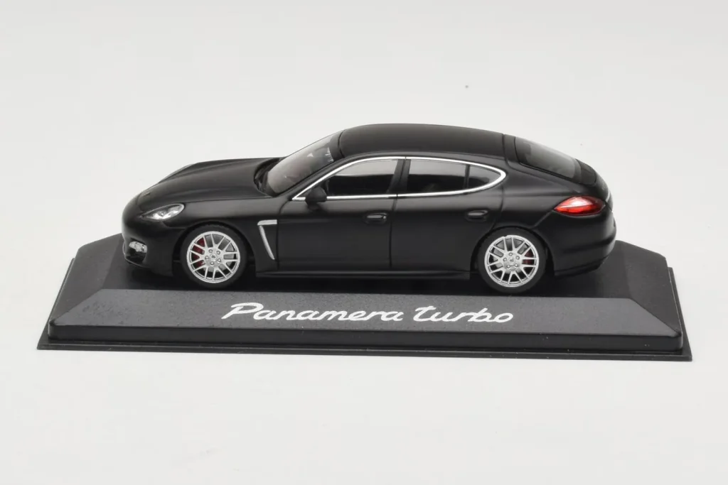 车型 1:43 Porsche Panamera 970 Turbo Matt 黑色 Minichamps