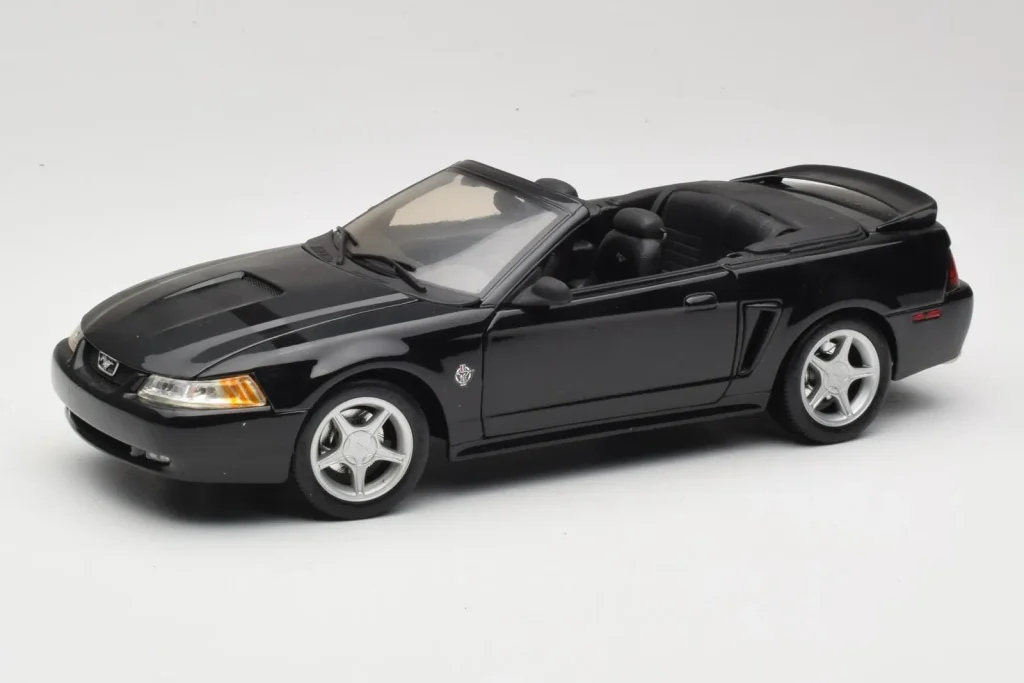 Model 1:18 Ford Mustang GT SN95 Convertible Black Maisto