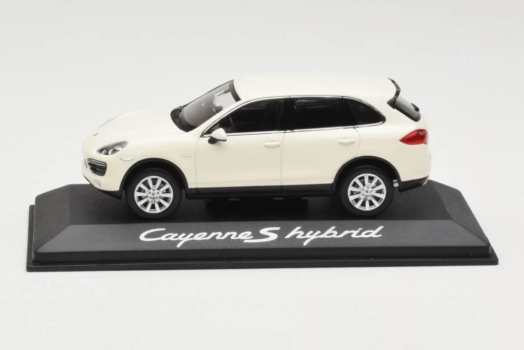 โมเดลรถ 1:43 Porsche Cayenne 958 S Hybrid สีขาว Minichamps (มือสอง)