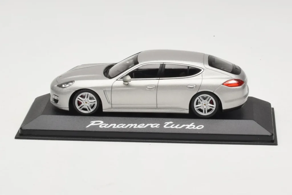 车型 1:43 Porsche Panamera 970 Turbo 米色 Minichamps