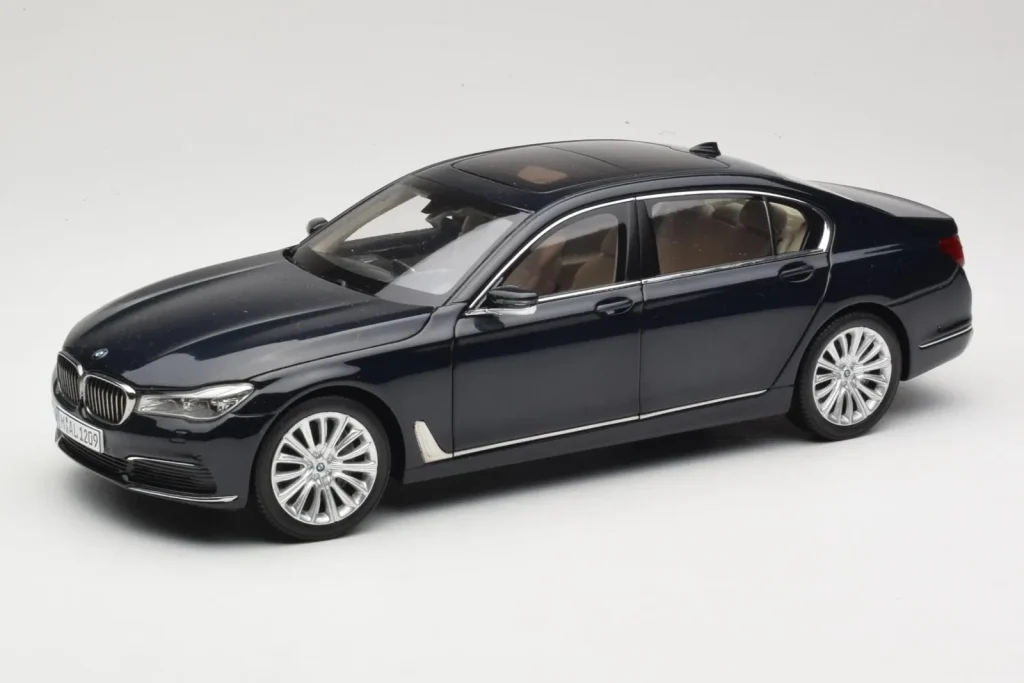 Model 1:18 BMW 750Li F02 Imperial blue Paragon
