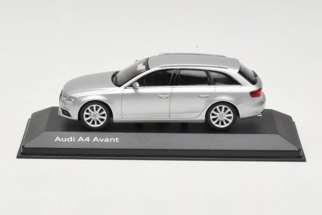 โมเดลรถ 1:43 Audi A4 B8 Avant Ice สีเงิน Minichamps [5011204213] (มือสอง)