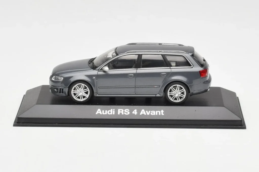 โมเดลรถ 1:43 Audi RS4 B7 Avant สีเทา Minichamps (มือสอง)