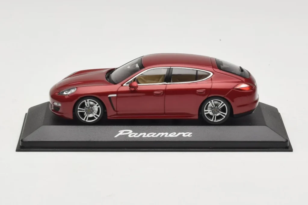 车型 1:43 Porsche Panamera 970 金属红 Minichamps