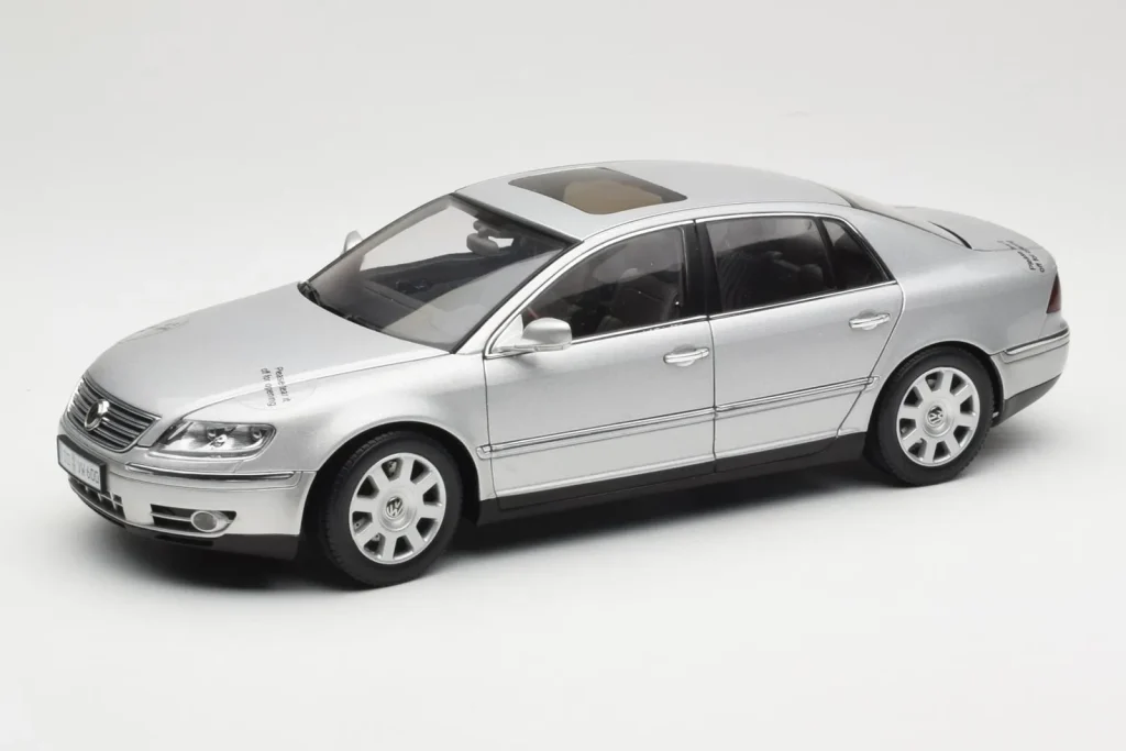 โมเดลรถ 1:18 Volkswagen Phaeton D1 สีเงินเมทัลลิก AUTOart (มือสอง)