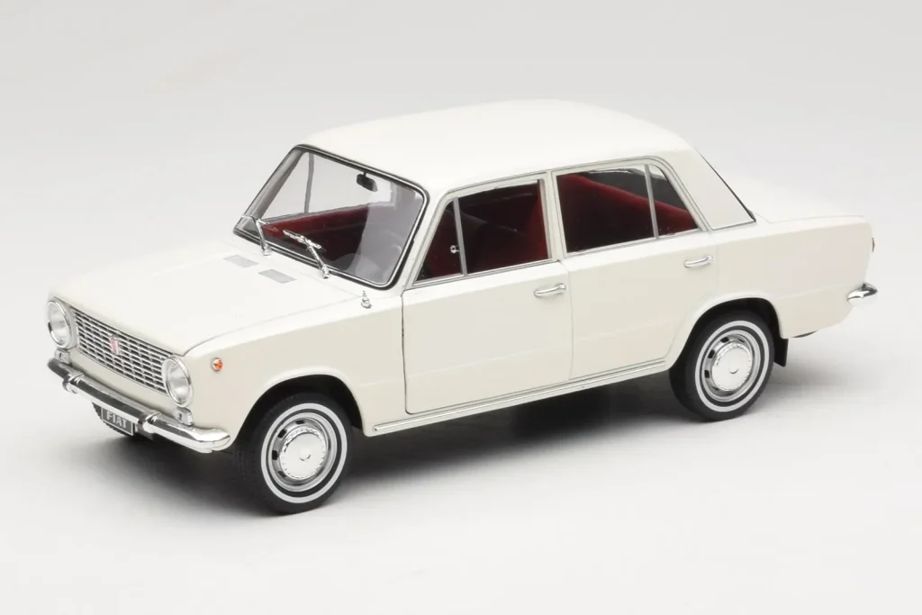 โมเดลรถ 1:18 Fiat 124 สีขาว IXO