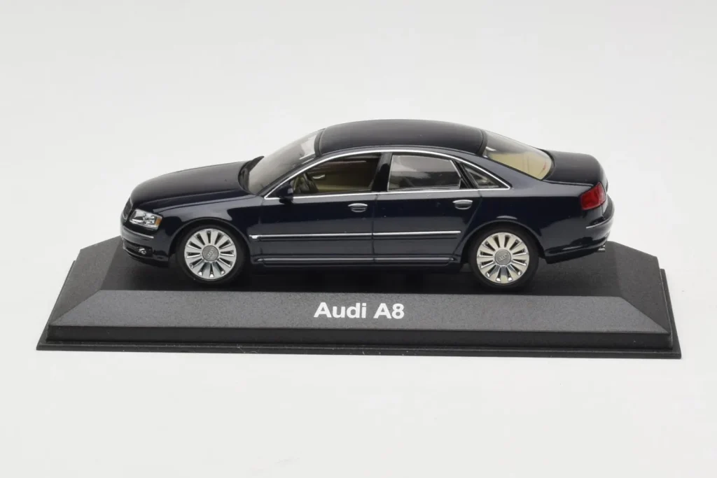 โมเดลรถ 1:43 Audi A8 D3 Blue Metallic Light Interior Minichamps (มือสอง)
