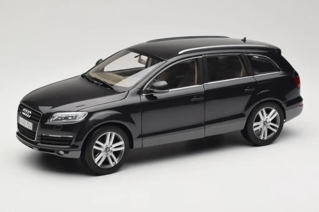 โมเดลรถ 1:18 Audi Q7 4L Lava สีเทา Minichamps (มือสอง)