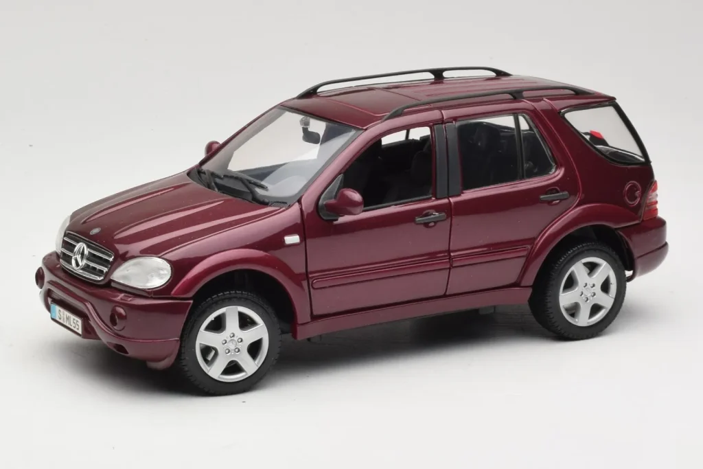 โมเดลรถ 1:18 Mercedes ML55 AMG W163 สีแดง Maisto (มือสอง)