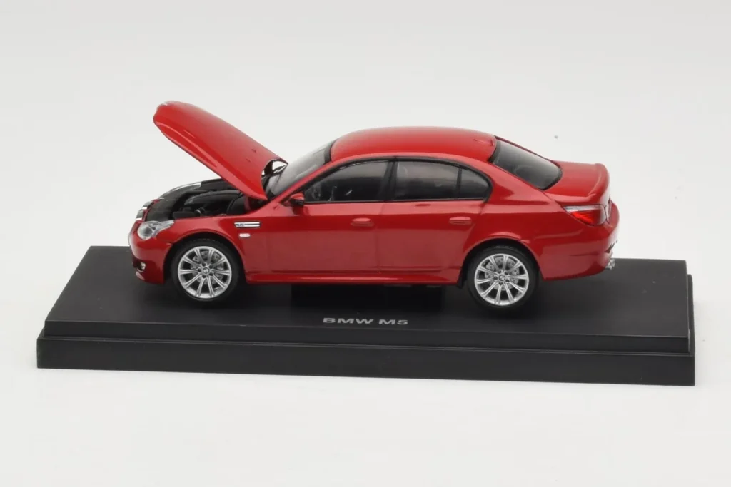 โมเดลรถ 1:43 BMW M5 E60 สีแดง Kyosho (มือสอง)