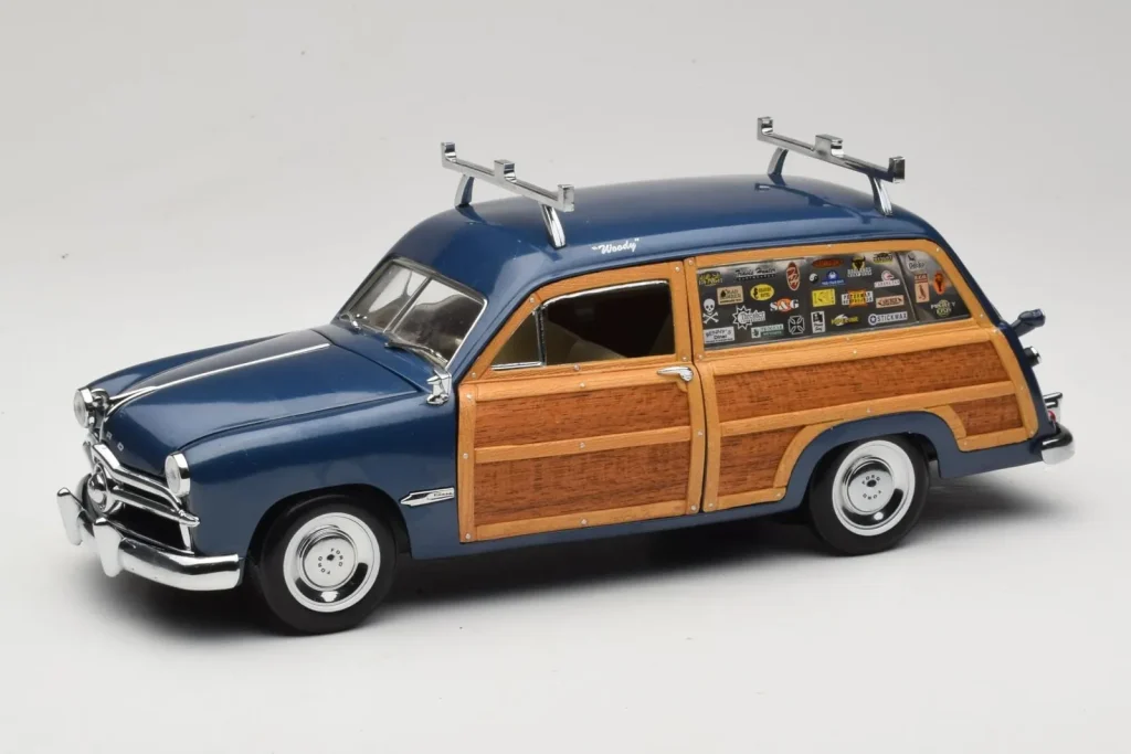 โมเดลรถ 1:18 Ford Woody Station Wagon Bayview Blue Surf Shop Motor City (มือสอง)