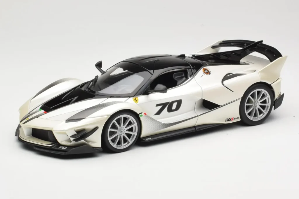 车型 1:18 Ferrari FXX-K Evo #70 白色 Bburago