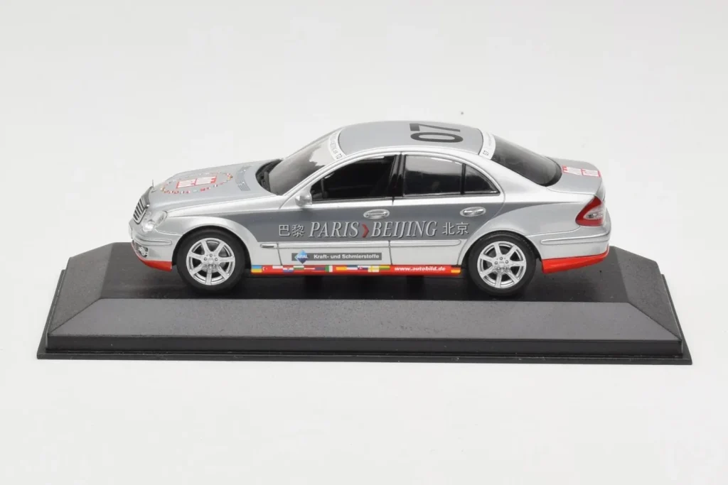 โมเดลรถ 1:43 Mercedes E-Class W211 #7 Team AutoBild Paris-Beijing Replacement Box ปี 2006 Minichamps (มือสอง)