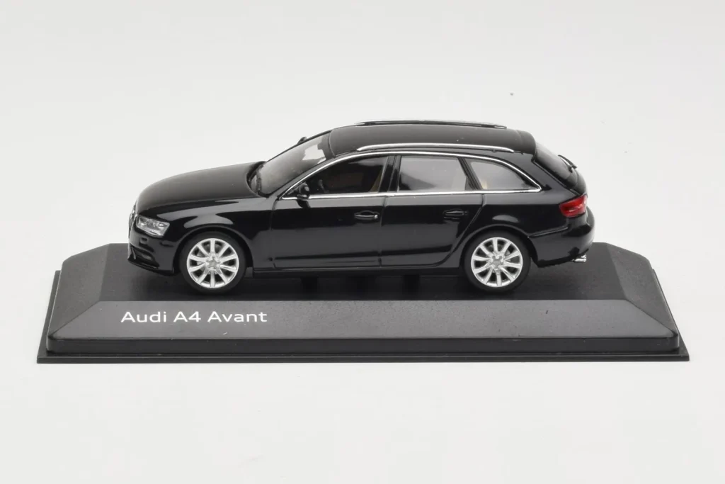 โมเดลรถ 1:43 Audi A4 B8 Avant Phantom สีดำ Minichamps (มือสอง)