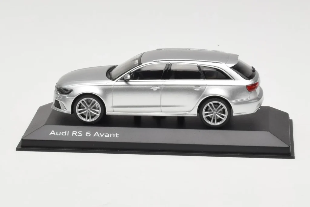 โมเดลรถ 1:43 Audi RS6 C7 Avant Prisma สีเงิน Minichamps (มือสอง)