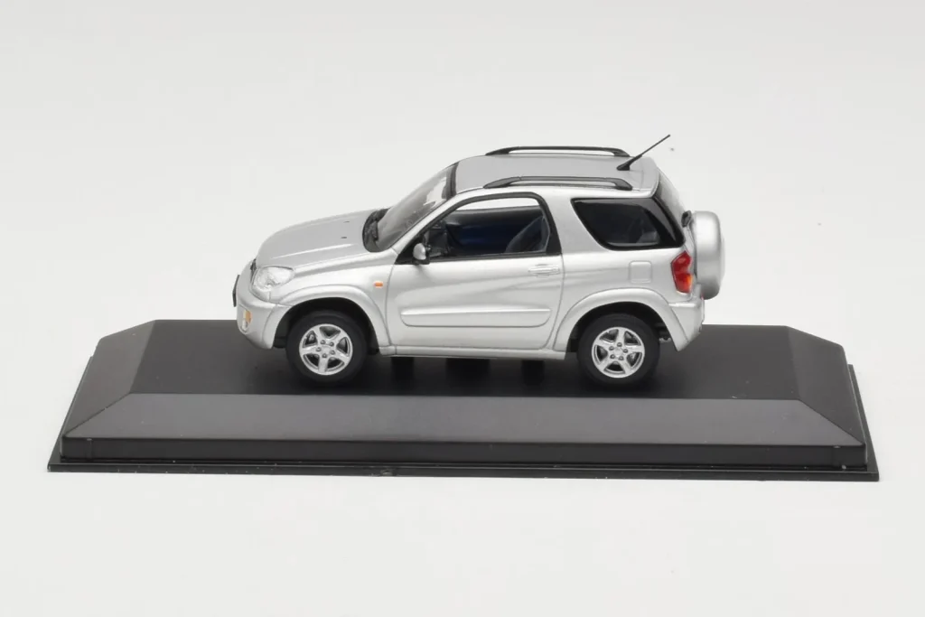 โมเดลรถ 1:43 Toyota RAV4 XA20 Silver Light Interior Minichamps (มือสอง)