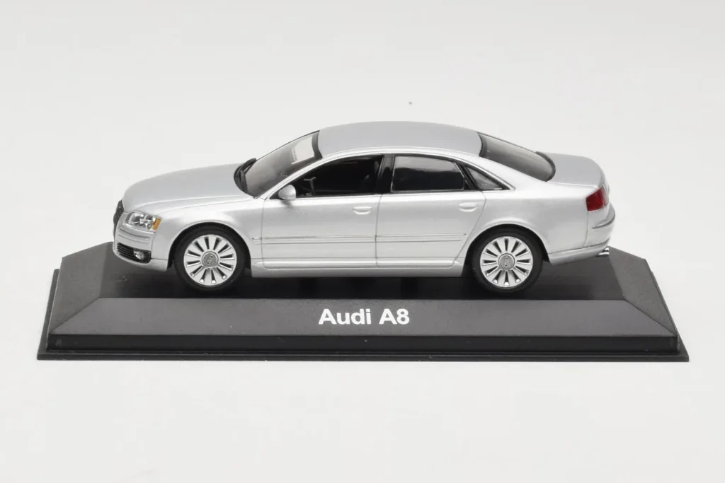 โมเดลรถ 1:43 Audi A8 D3 Light Silver Minichamps (มือสอง)