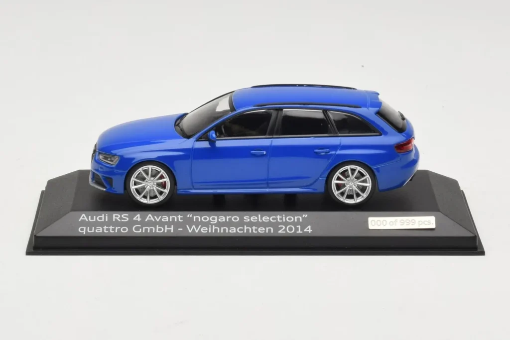โมเดลรถ 1:43 Audi RS4 B8 Avant Nogaro Blue Christmas Selection ปี 2014 Minichamps (มือสอง)