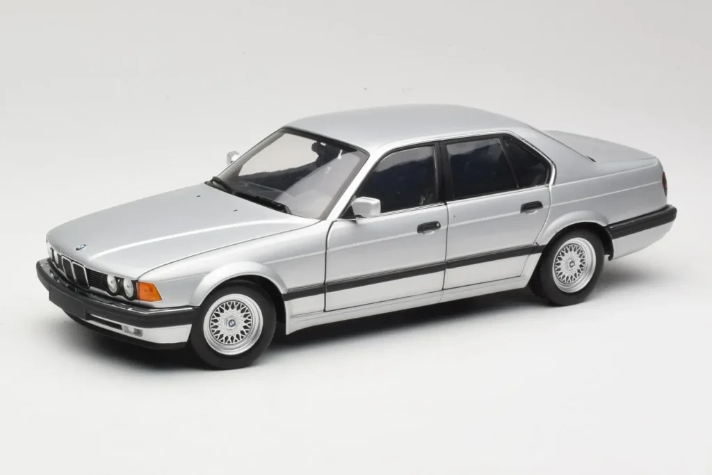 车型 1:18 BMW 730i E32 银色 Minichamps