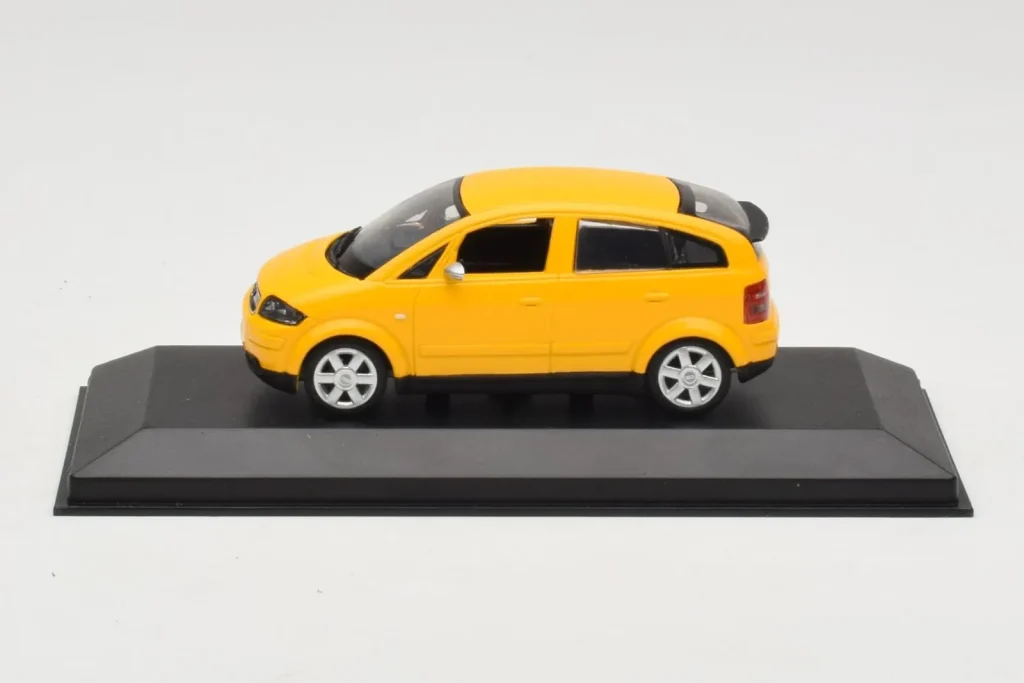 โมเดลรถ 1:43 Audi A2 8Z สีเหลือง Minichamps (มือสอง)