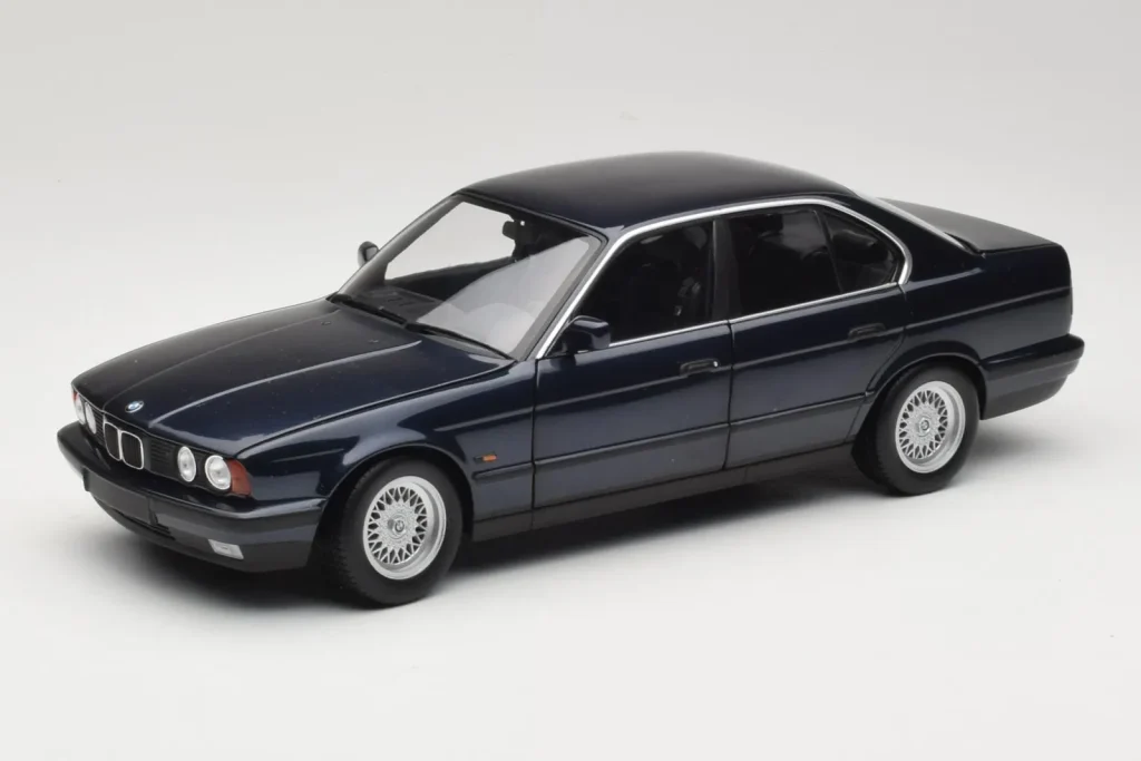 车型 1:18 BMW 535i E34 金属蓝 Minichamps