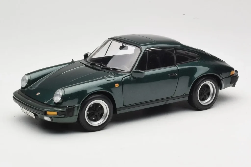 โมเดลรถ 1:18 Porsche 911 Carrera สีเขียวเมทัลลิก Minichamps (มือสอง)