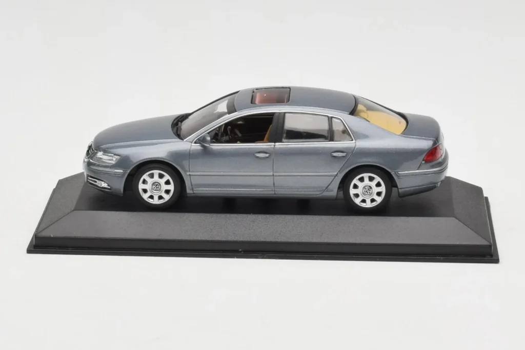 โมเดลรถ 1:43 Volkswagen Phaeton Light Blue Metallic Minichamps (มือสอง)
