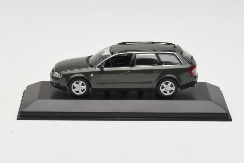 โมเดลรถ 1:43 Audi A6 C5 Avant Dark Grey Minichamps (มือสอง)