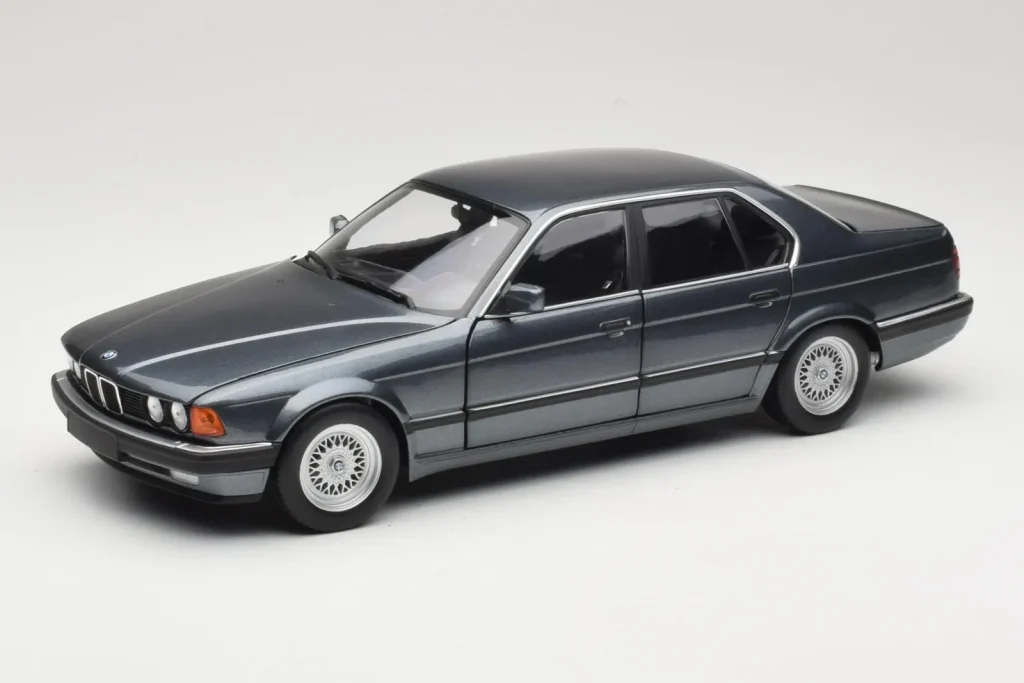 โมเดลรถ 1:18 BMW 730i E32 สีเทาเมทัลลิก Minichamps (มือสอง)