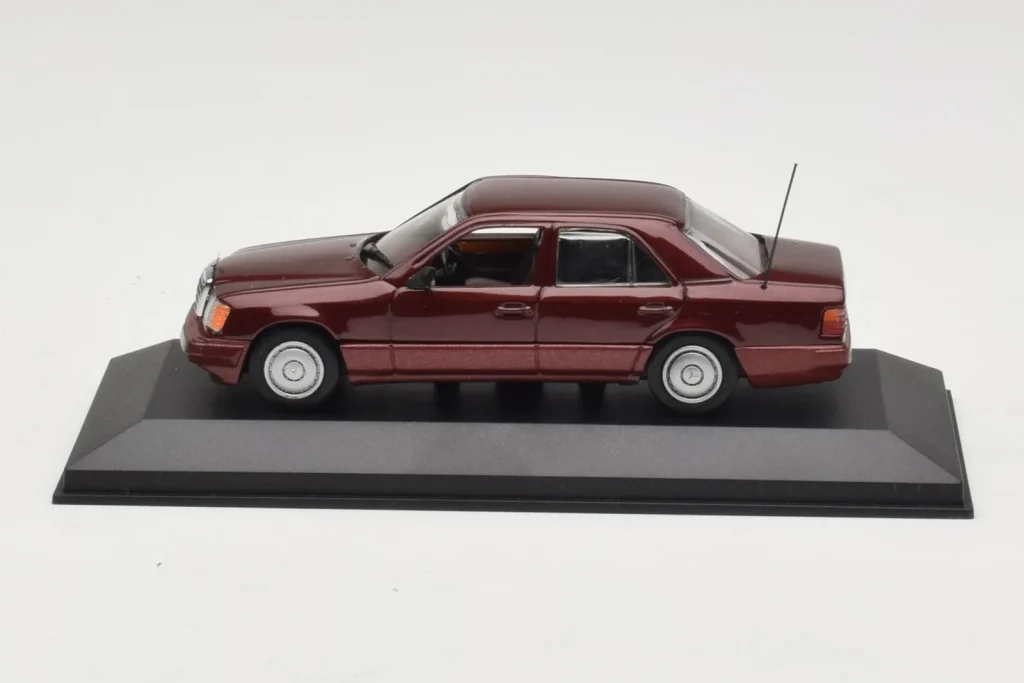 โมเดลรถ 1:43 Mercedes W124 Dark Red Metallic Minichamps (มือสอง)
