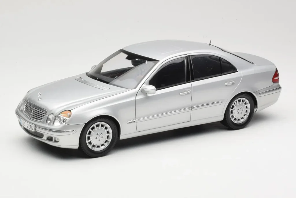 โมเดลรถ 1:18 Mercedes E-Class W211 สีเงิน Kyosho (มือสอง)