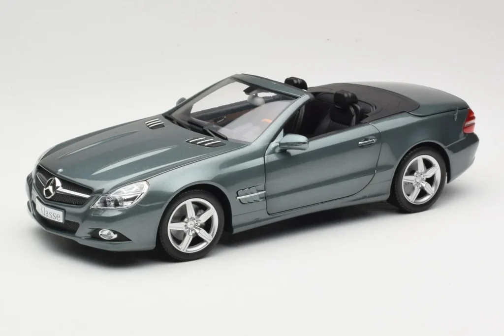 โมเดลรถ 1:18 Mercedes SL R230 Amiant สีเขียว Minichamps (มือสอง)