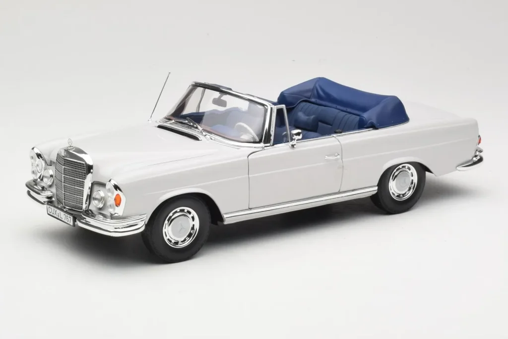 โมเดลรถ 1:18 Mercedes 280 SE W111 Cabriolet Light Grey Norev (มือสอง)